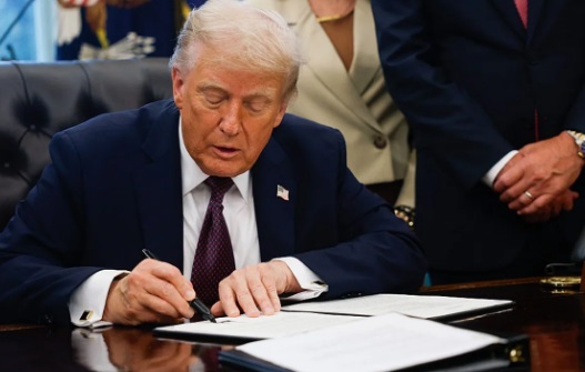 Trump anuncia tarifa adicional de 100% contra a China

