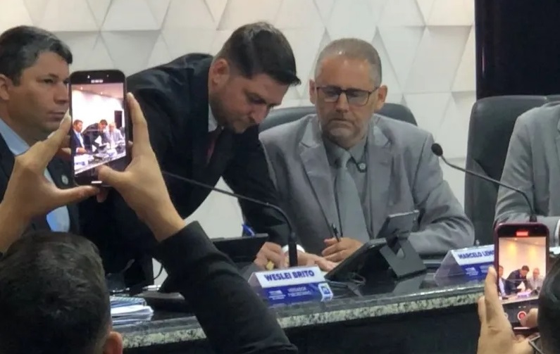 Comportamento repugnante causa revolta e vereadores querem cassar o 'mastubador' de Ji-Paraná