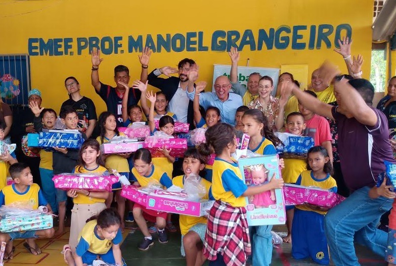 Na Colônia Viçosa, Porto Velho, o TRT combate crime contra crianças brincando e distribuindo presentes
