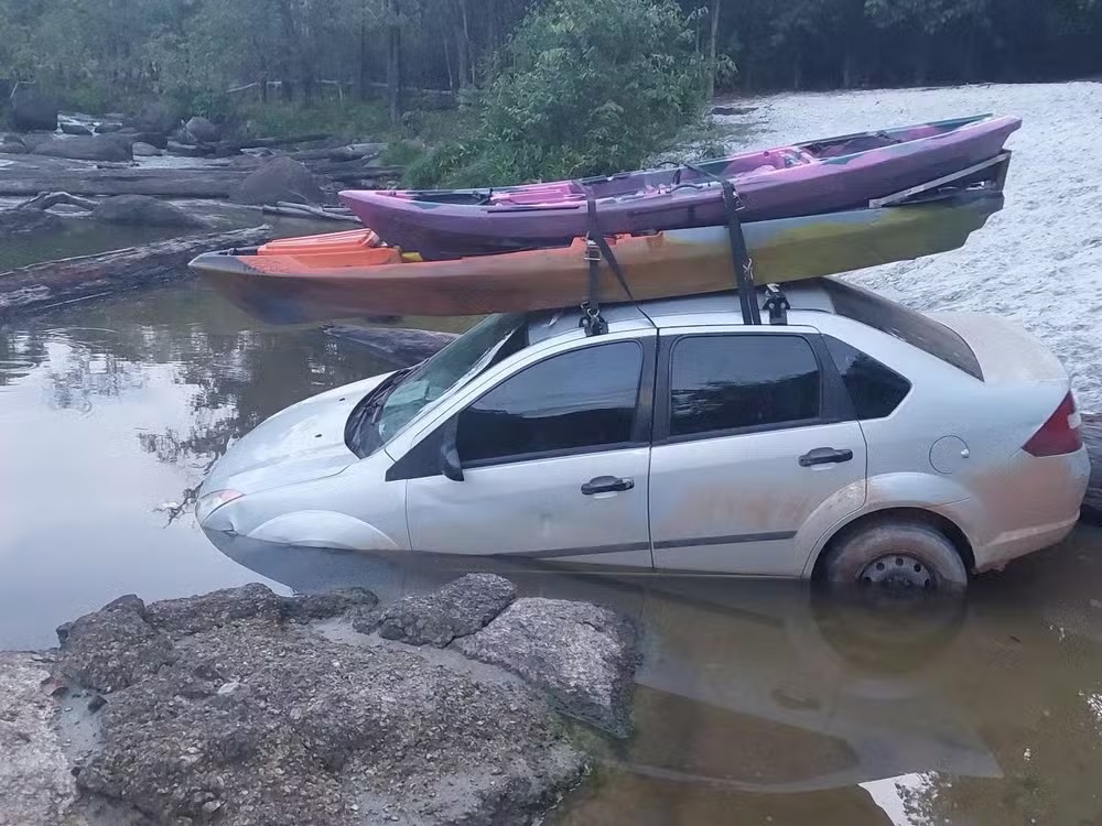 Carro perde freio, desce ladeira sozinho e mata idosa em balneário de Candeias do Jamari, RO
