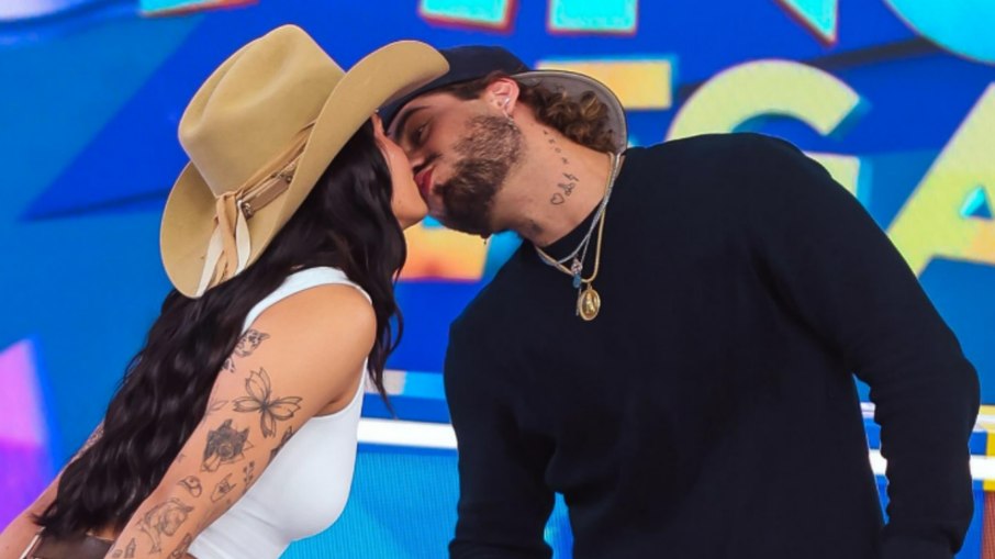 Ana Castela e Zé Felipe oficializam romance com beijo na TV
