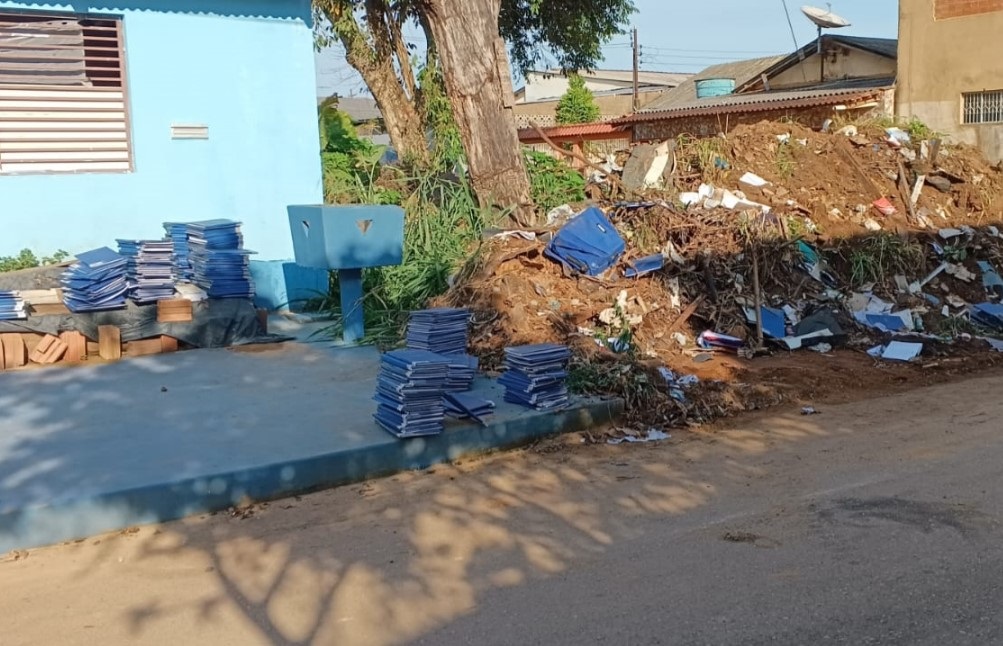 DESCASO- Moradores veem trator fazer o “enterro” de TCCs da Fatec; descaso causa revolta em Porto Velho 

