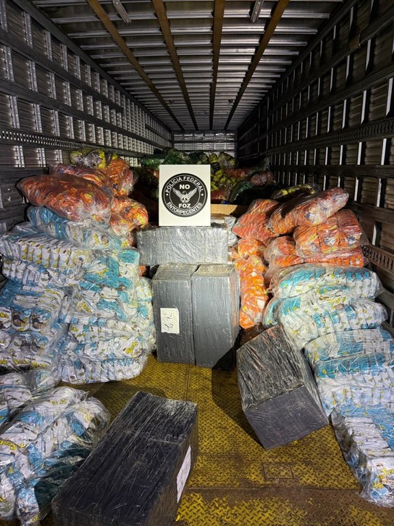 Polícia Federal apreende mais de 1,2 tonelada de maconha escondida em carga de salgadinhos na BR-277