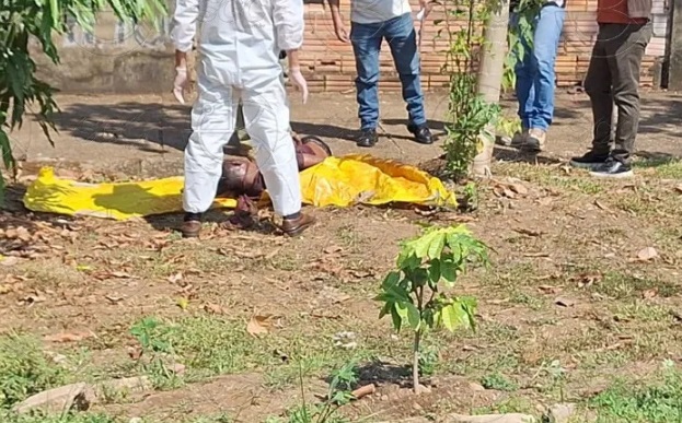 Vítima leva tiros no quintal de casa
