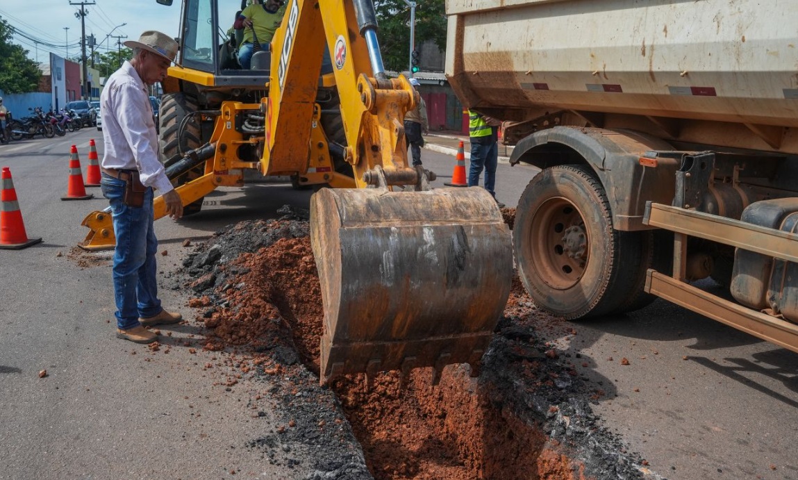 Prefeitura realiza serviço de drenagem no cruzamento das avenidas Mamoré e Vieira Caúla