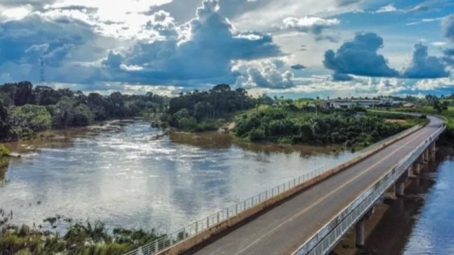 Mulher morre após carro cair em ribanceira em Candeias do Jamari