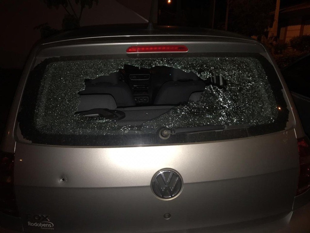 Homem em moto promove madrugada de terror com tiros contra a casa e o carro da família enquanto todos dormiam