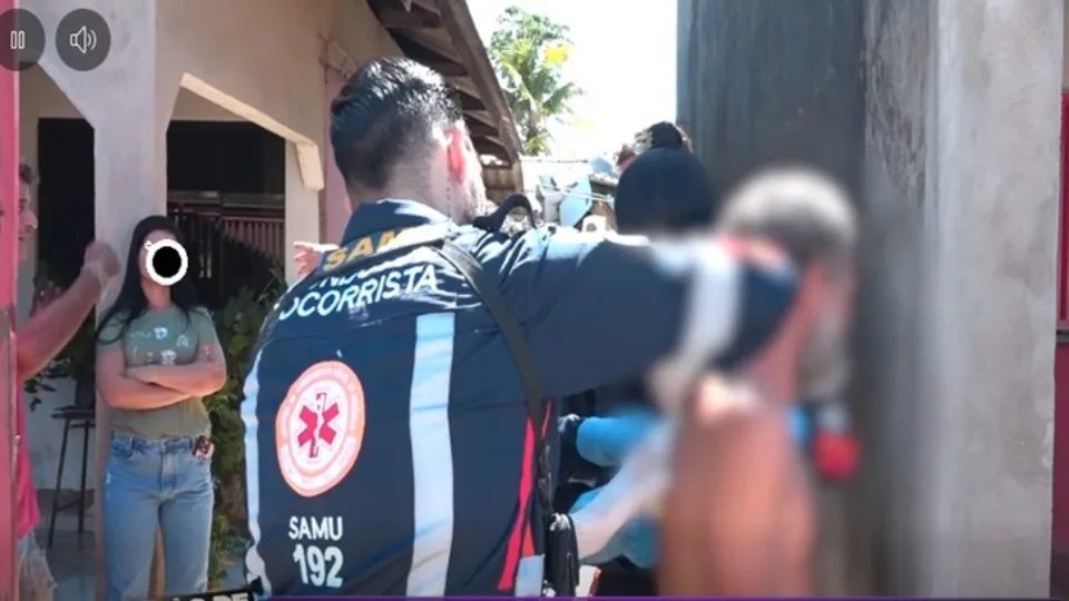 Homem é socorrido com faca cravada nas costas