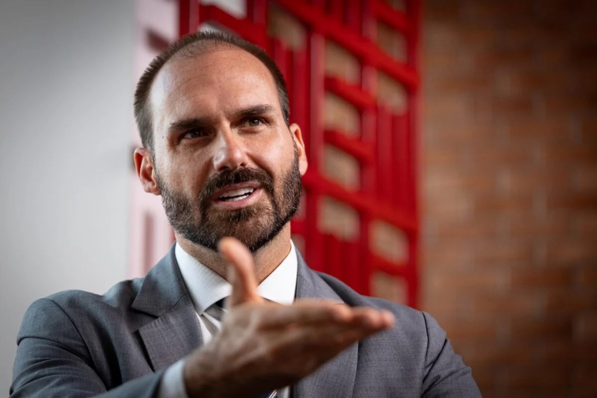 NAS 4 LINHAS - Conselho de Ética arquiva pedido de cassação contra Eduardo Bolsonaro

