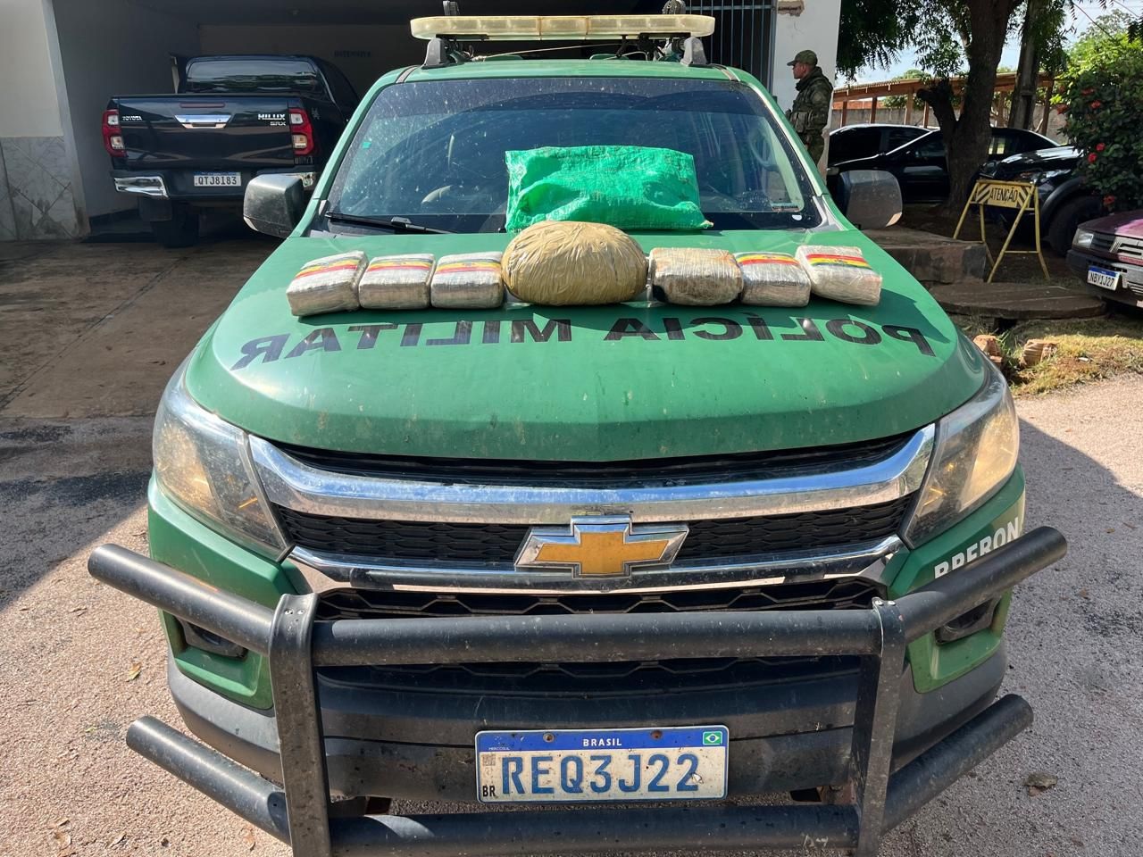 OPERAÇÃO - POLÍCIA MILITAR APREENDE ENTORPECENTE EM PORTO CLANDESTINO NA FRONTEIRA