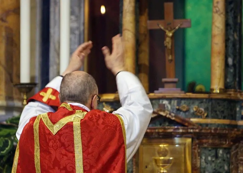 PAPA LEÃO XIV - Por que missa em latim virou campo de batalha entre tradicionalistas e progressistas
