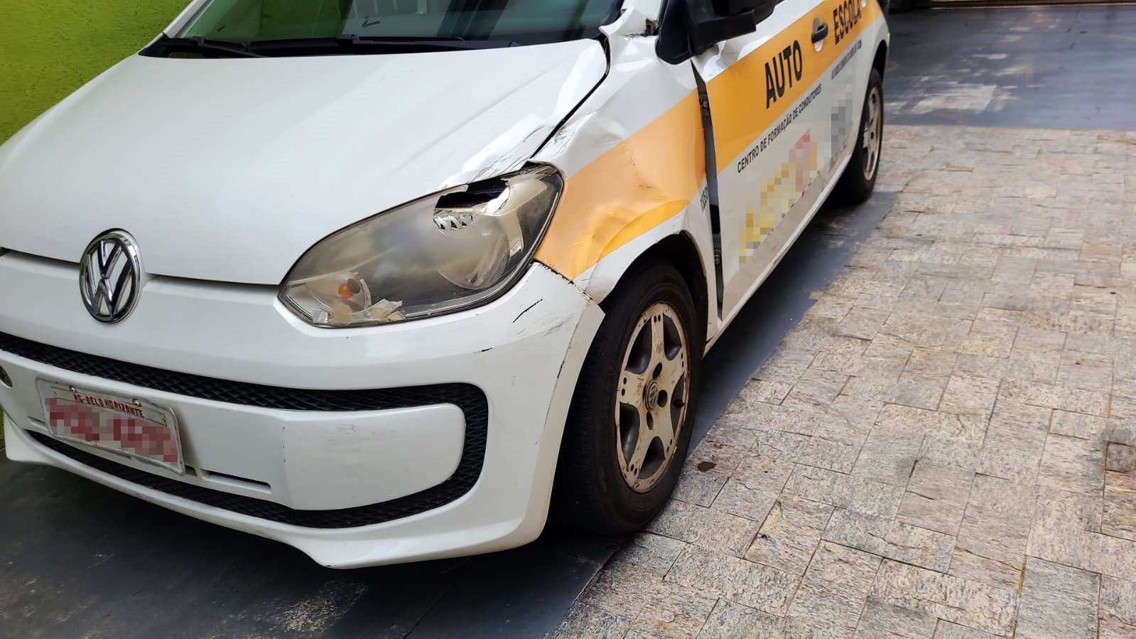 Dois jovens ficam feridos em acidente envolvendo carro de autoescola