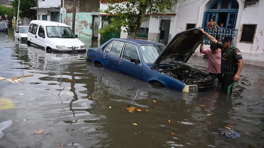 ARGENTINA - Tempestade próxima do Brasil deixa Buenos Aires debaixo d'água