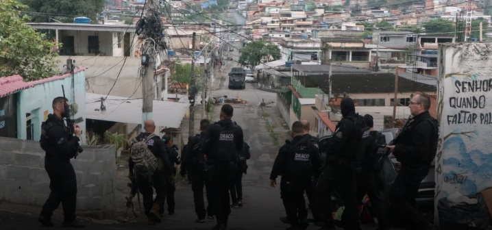 Megaoperação no RJ termina com 64 mortos, 81 presos e 93 fuzis apreendidos