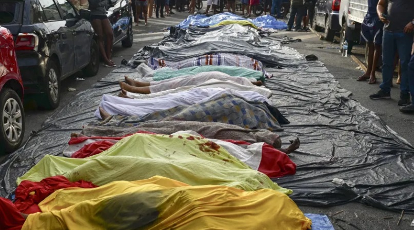 Mais de 50 corpos são levados para praça da Penha, no Rio