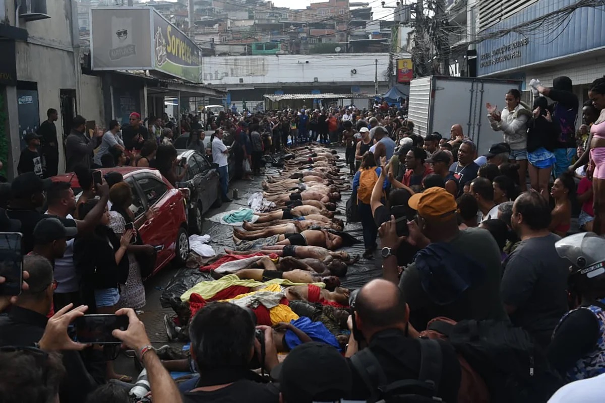 70 CORPOS - Comunidade do Rio amanhece com fila de corpos em praça após megaoperação