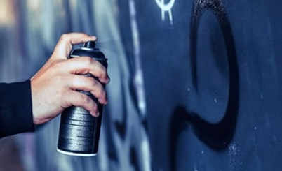 POLÍCIA CIVIL PRENDE HOMEM POR PICHAÇÕES LIGADAS À FACÇÃO CRIMINOSA EM PIMENTA BUENO