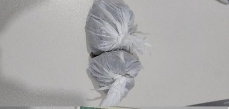 PM PRENDE DUPLA EM FLAGRANTE POR TRÁFICO PRÓXIMO A ESCOLA