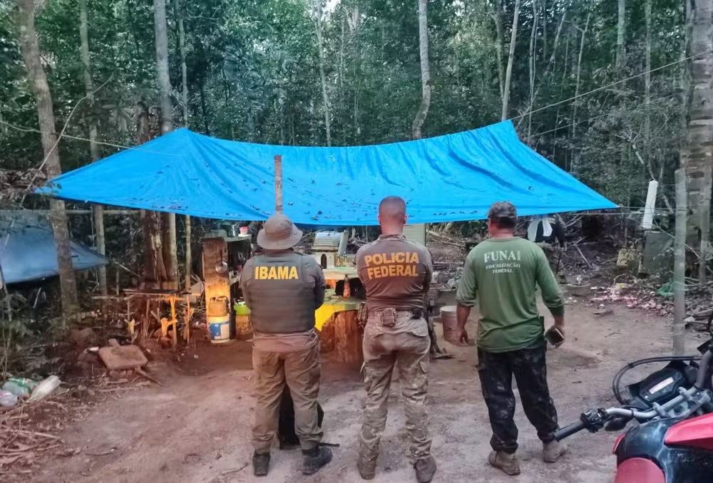 EM RONDÔNIA - Operação da PF desmonta acampamentos ilegais e apreende motos em terra indígena de RO