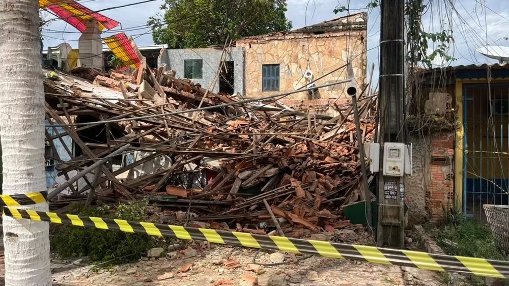 NA CAPITAL - Imóvel desaba no centro de Porto Velho; área é isolada e moradores ao redor são retirados