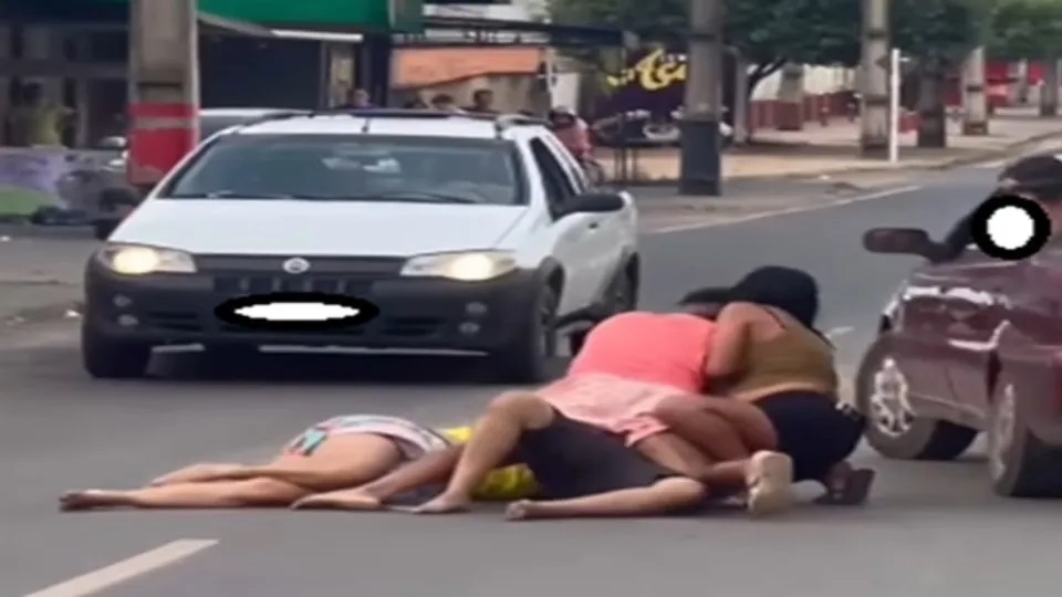 Dia de Finados termina com confusão e briga entre mulheres rolando no asfalto no meio da rua em Ji-Paraná
