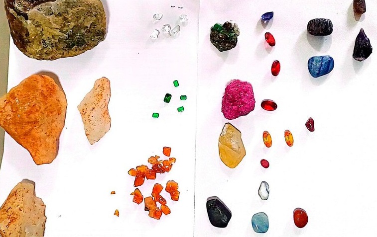 PRF em Rondônia apreendeu 67 pedras preciosas em veículo de passeio