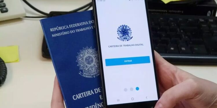 Funcionária descobre demissão em aplicativo da Carteira de Trabalho
