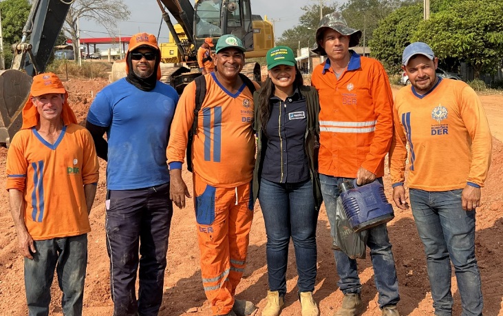 Dra. Taíssa concede homenagem à equipe do DER pelo trabalho executado no distrito de Jacinópolis