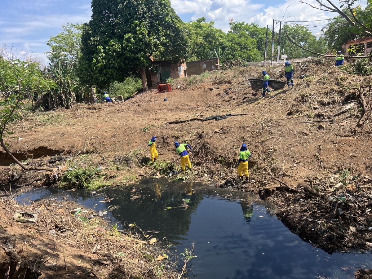 Prefeitura limpa 16 kms de canais urbanos para evitar alagamentos