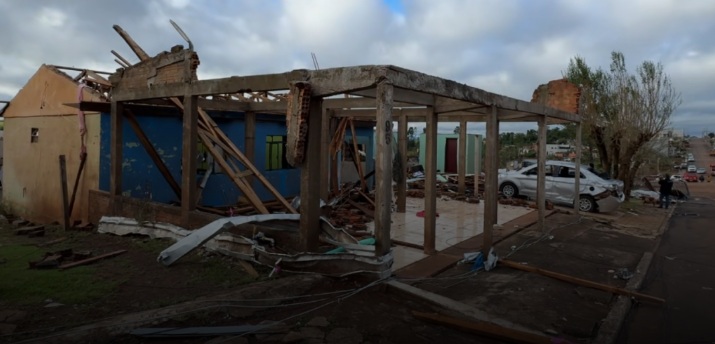 Veja fotos e vídeos da destruição causada pelos ventos de até 250km/h