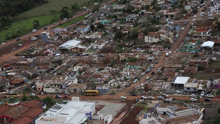 Tornado destrói cidade no Paraná, 6 mortos e mais de 400 feridos