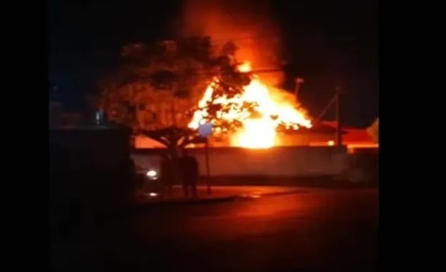 Discussão de casal termina com casa incendiada