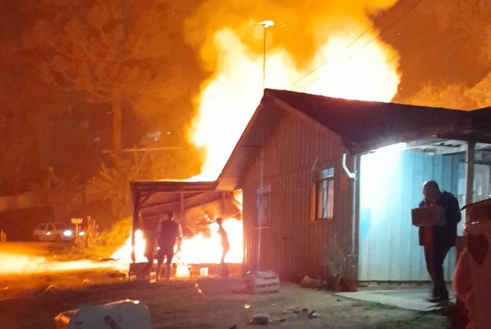 TRAGÉDIA - Duas crianças morrem em incêndio enquanto mãe estava fora de casa, em Rolim de Moura