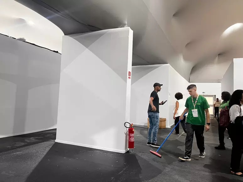 COP30 tem pavilhões sem energia, chuva forte, trânsito e água escorrendo pelas paredes