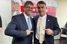 ESPERANÇA NÃO MORREU - “Juntos pela anistia: Flávio Bolsonaro e Tarcísio de Freitas articulam proposta controversa” 