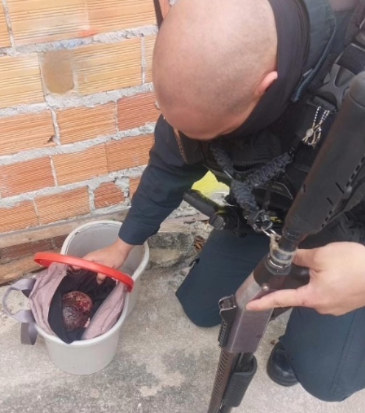 MISERICÓRDIA, SENHOR!!! - Mulher abandona recém-nascida em balde e é flagrada por câmeras