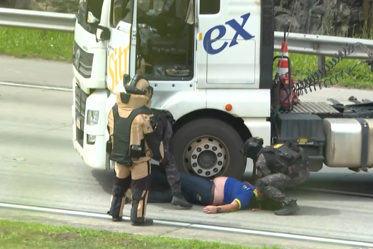 Após 4h, motorista de caminhão desmaia ao ser resgatado pelo Gate