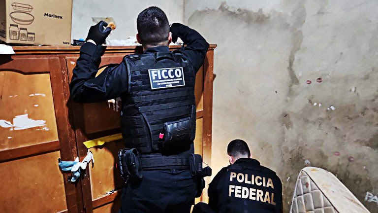 Operação conjunta prende criminosos por porte ilegal de arma de fogo de uso restrito e tráfico de drogas