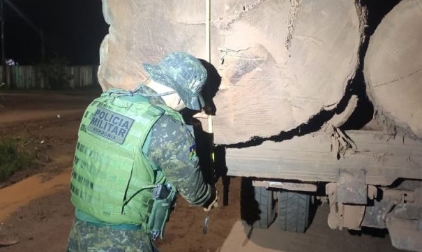 Polícia Ambiental apreende 3 caminhões transportando madeira ilegal em Vista Alegre do Abunã