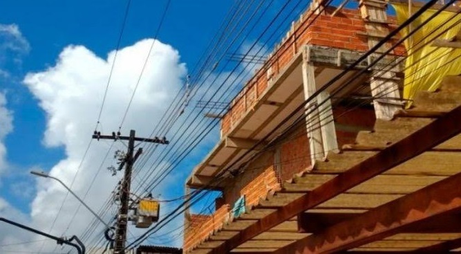 Profissionais da construção civil lideram acidentes com a rede elétrica no país, alerta Energisa