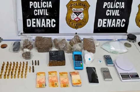 PC cumpre mandado, dá de cara com 'boca-de-fumo' e prende a 'comerciante' de drogas e munições