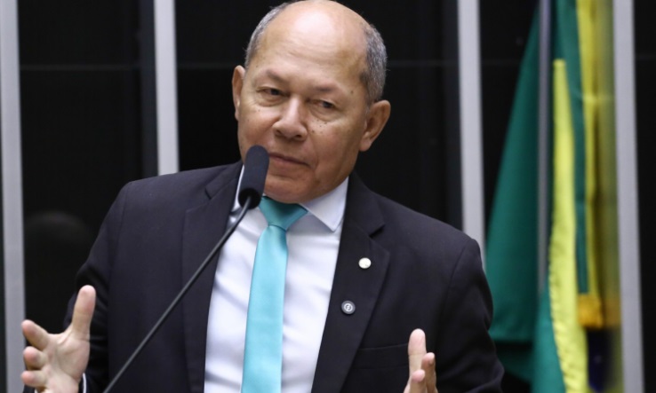 Comissão ouve música de cidadão elogiando a CPMI do INSS; povo aplaude parlamentares