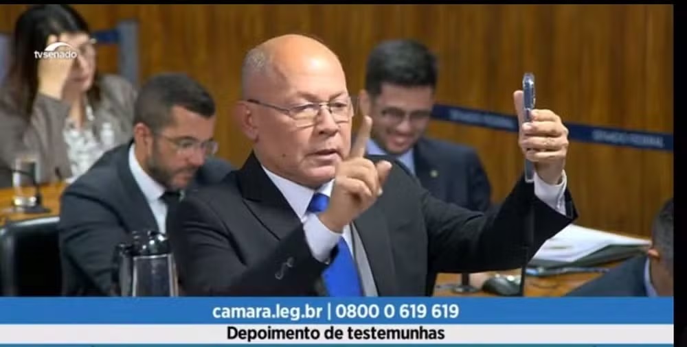 Deputado de RO 'faz homenagem' para ele mesmo durante CPMI do INSS