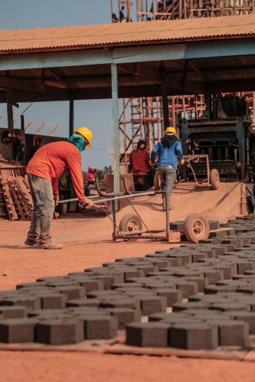 Manutenção de limpeza urbana e pavimentação é feita em unidade prisional em Porto Velho