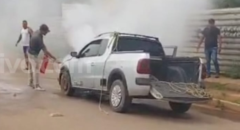 Carro pega fogo no meio de avenida em Porto Velho