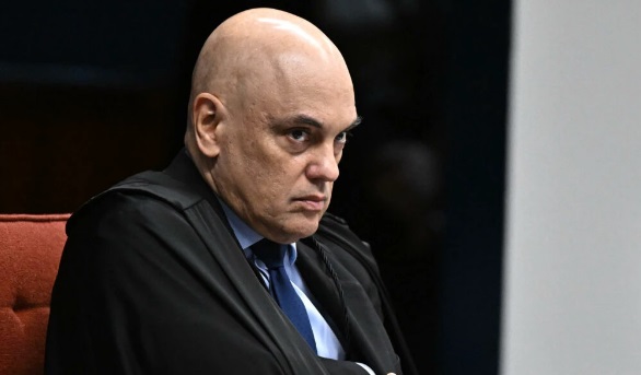 Moraes diz que Bolsonaro tentou violar tornozeleira à meia-noite