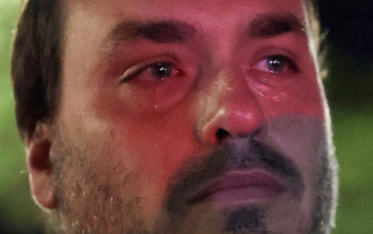 Carlos posta foto chorando e diz que Bolsonaro sofre “atropelo da lei”