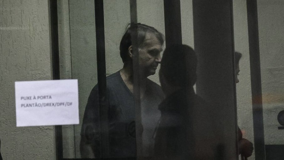 Pena de Bolsonaro já começa a ser cumprida na sede da PF, após decisão de Moraes