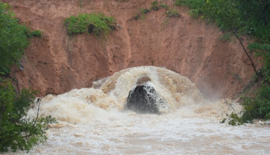 RISCO DE DESMORONAMENTO - Defesa Civil interdita acesso ao bairro Triângulo