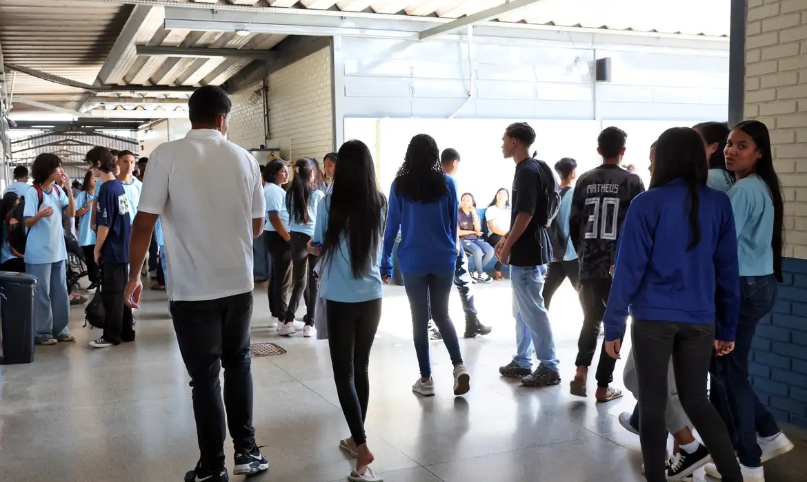 Nascidos em setembro e outubro recebem 9ª parcela do programa pé-de-meia